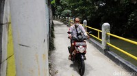 Jalan tersebut merupakan akses menuju permukiman warga di RT 05/04 Kelurahan Kuningan Barat.