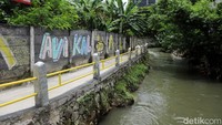 Sebelumnya tidak ada pembatas antara jalan dengan sungai di kawasan tersebut.