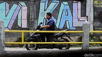 Saat ini beberapa kendaraan roda dua terlihat lalu lalang di jalan tersebut.