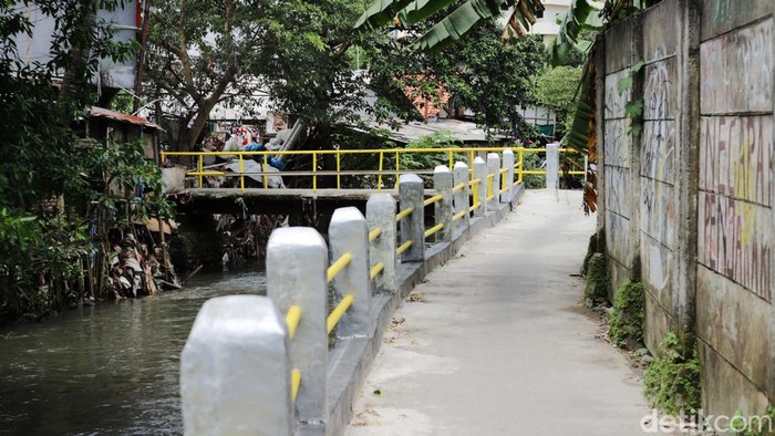 Pembetulan Pagar Kali Mampang, Mampang Prapatan, Jakarta Selatan telah selesai dilakukan (24/10/2022). Sebelumnya pagar pembatas antara jalan dengan Kali Mampang di Kelurahan Kuningan Barat tampak rusak. Tidak ada pembatas antara jalan dengan sungai yang terletak persis disampingnya. Jalan tersebut merupakan akses menuju pemukiman warga yang terletak di RT 05/04 Kelurahan Kuningan Barat. Saat ini nampak beberapa kendaraan roda dua lalu lalang yang diselingi pejalan kaki melintasi jalan tersebut secara bergantian.