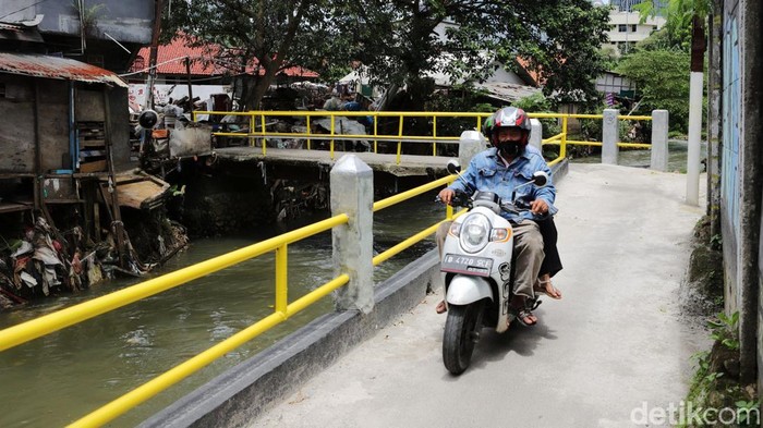 Pagar Kali Mampang Dipercantik Pembetulan Pagar Kali Mampang, Mampang Prapatan, Jakarta Selatan telah selesai dilakukan (24/10/2022). Sebelumnya pagar pembatas antara jalan dengan Kali Mampang di Kelurahan Kuningan Barat tampak rusak. Tidak ada pembatas antara jalan dengan sungai yang terletak persis disampingnya. Jalan tersebut merupakan akses menuju pemukiman warga yang terletak di RT 05/04 Kelurahan Kuningan Barat. Saat ini nampak beberapa kendaraan roda dua lalu lalang yang diselingi pejalan kaki melintasi jalan tersebut secara bergantian.