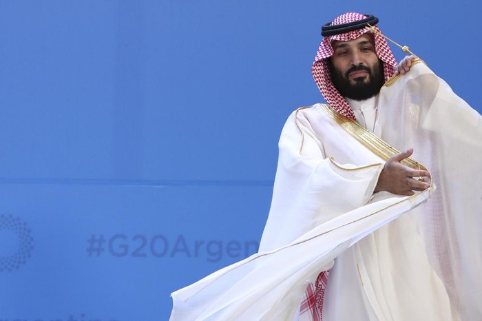 Pangeran Mohammed bin Salman FILE - Saudi Arabias Crown Prince Mohammed bin Salman adjusts his robe as leaders gather for the group at the G20 Leaders Summit at the Costa Salguero Center in Buenos Aires, Argentina, Nov. 30, 2018. Saudi Arabias powerful 37-year-old crown prince will not attend an upcoming summit in Algeria after his doctors advised him not to travel, the Algerian presidency said early Sunday, Oct. 23, 2022. (AP Photo/Ricardo Mazalan, File)