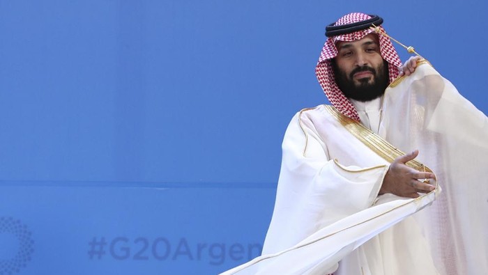 FILE - Saudi Arabias Crown Prince Mohammed bin Salman adjusts his robe as leaders gather for the group at the G20 Leaders Summit at the Costa Salguero Center in Buenos Aires, Argentina, Nov. 30, 2018. Saudi Arabias powerful 37-year-old crown prince will not attend an upcoming summit in Algeria after his doctors advised him not to travel, the Algerian presidency said early Sunday, Oct. 23, 2022. (AP Photo/Ricardo Mazalan, File)