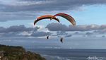 Mencoba Paragliding di Pantai Pandawa Bali, Seru Sekali!