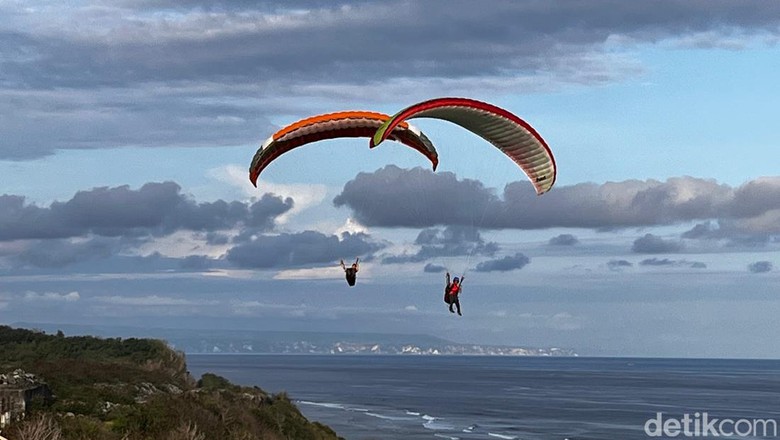 Paragliding di Timbis Bali Paragliding di Timbis Bali
