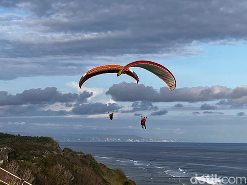 Paragliding di Timbis Bali