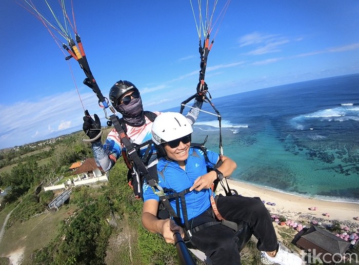 Paragliding di Timbis Bali