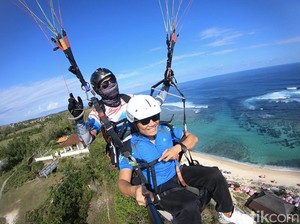 Liburan ke Bali Harus Coba Paralayang di Pantai Timbis, Berani?