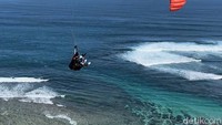Traveler yang ke Bali bisa mencoba untuk memacu adrenalin, yaitu bermain paragliding di Timbis, kawasan Pantai Pandawa.
