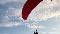 Sebelum pandemi, sehari bisa 100 hingga 200 penerbangan. Sekali penerbangan paragliding, traveler harus membayar Rp 650 ribu.