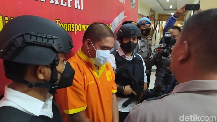 Pelaku M, kurir pembawa 26,6 kilogram sabu dari Malaysia yang ditangkap polisi di perairan Batam, Kepri.