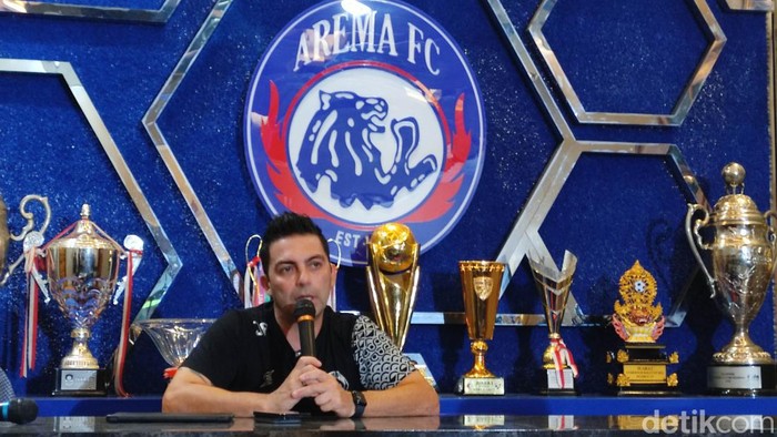 Pelatih Arem FC Javier Roca