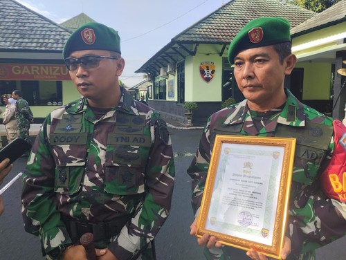 Peltu Dewa Dewa Agung Putra Ardyasa terima penghargaan atas aksi heroiknya saat menggagalkan usaha percobaan bunuh diri seorang ibu muda di Badung.