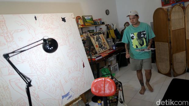 Pelukis Andre Yoga asal Bali yang juga menampilkan karyanya soal kegundahan terhadap Bali serta kehidupannya.