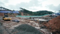 Kementerian PUPR telah memulai pembangunan fisik infrastruktur dasar di antaranya pembangunan bendungan, jalan Kerja/Logistik IKN (KIPP/Kawasan Inti Pusat Pemerintahan), pembangunan Jalan Lingkar Sepaku, Jalan Tol IKN Segmen Karangjoang - Kariangau, Kariangau - Simpang Tempadung, dan Simpang Tempadung - Jembatan Pulau Balang.Foto: Dok. Kementerian PUPR