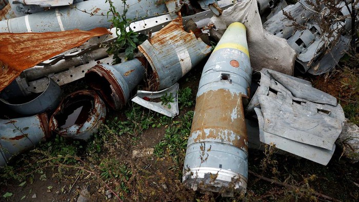 Militer Ukraina memamerkan potongan-potongan rudal Rusia di Kharkiv. Rudal-rudal itu sebelumnya digunakan Rusia untuk menyerang Ukraina.