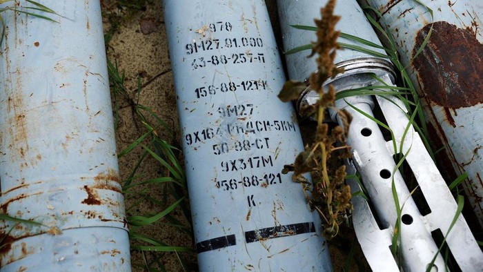Militer Ukraina memamerkan potongan-potongan rudal Rusia di Kharkiv. Rudal-rudal itu sebelumnya digunakan Rusia untuk menyerang Ukraina.