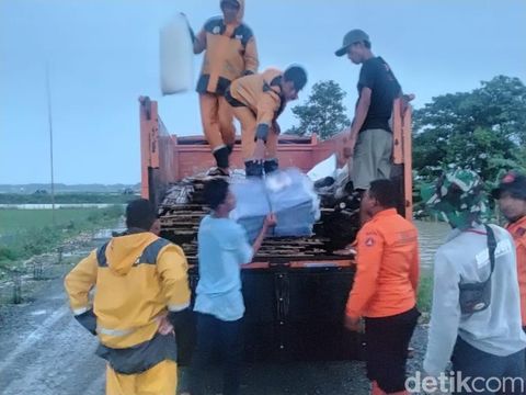 Penanganan darurat tanggul avoer Sungai Ingas Bojonegoro yang jebol