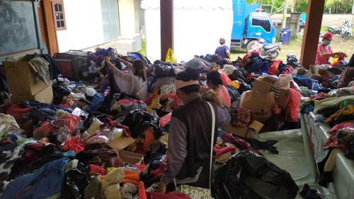 Tumpukan pakaian layak pakai di kawasan pengungsian banjir Jembrana, Kelurahan Tegal Cangkring, Kecamatan Mendoyo, Senin (24/10/2022).