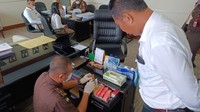 Penyidik Kejaksaan Tinggi (Kejati) Bali menggeledah Gedung Rektorat Universitas Udayana (Unud) di Kelurahan Jimbaran, Kecamatan Kuta Selatan, Kabupaten Badung, Bali. Penggeledahan dilakukan selama delapan jam. “(Penggeledahan dilakukan) selama delapan jam, dimulai pada pukul 09.00 Wita hingga pukul 17.00 Wita, kata Kepala Seksi Penerangan Hukum (Kasi Penkum) Kejati Bali A Luga Harlianto dalam keterangannya kepada detikBali, Senin (24/10/2022). Foto: Kejati Bali