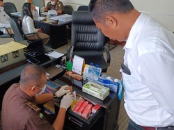 Penyidik Kejaksaan Tinggi (Kejati) Bali menggeledah Gedung Rektorat Universitas Udayana (Unud) di Kelurahan Jimbaran, Kecamatan Kuta Selatan, Kabupaten Badung, Bali. Penggeledahan dilakukan selama delapan jam. “(Penggeledahan dilakukan) selama delapan jam, dimulai pada pukul 09.00 Wita hingga pukul 17.00 Wita, kata Kepala Seksi Penerangan Hukum (Kasi Penkum) Kejati Bali A Luga Harlianto dalam keterangannya kepada detikBali, Senin (24/10/2022). Foto: Kejati Bali