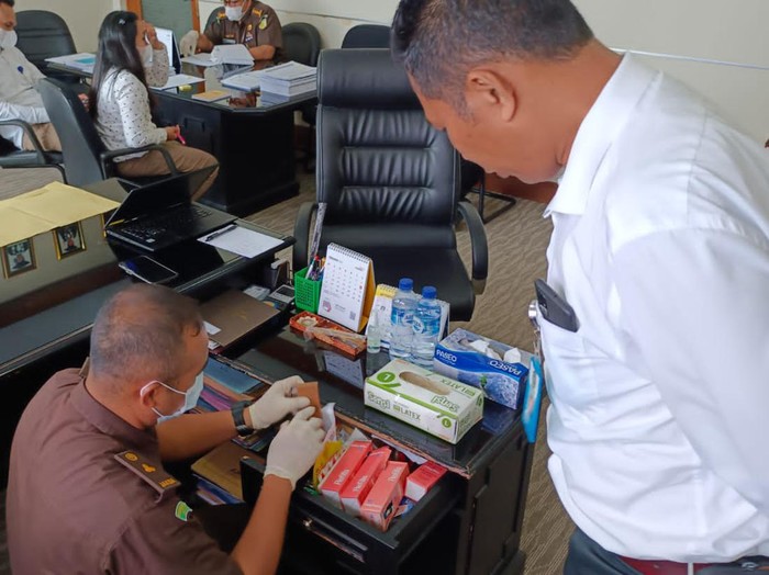 Penyidik Kejaksaan Tinggi (Kejati) Bali menggeledah Gedung Rektorat Universitas Udayana (Unud) di Kelurahan Jimbaran, Kecamatan Kuta Selatan, Kabupaten Badung, Bali. Penggeledahan dilakukan selama delapan jam.

“(Penggeledahan dilakukan) selama delapan jam, dimulai pada pukul 09.00 Wita hingga pukul 17.00 Wita,