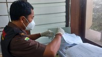 Penyidik Kejati Bali tengah menyelidiki kasus dugaan pengelolaan SPI di Unud. Sudah ada lima pejabat di perguruan tinggi negeri tersebut yang dipanggil untuk diminta keterangannya. Pemanggilan pejabat Unud tersebut untuk memastikan ada atau tidaknya perbuatan pidana dalam pengelolaan SPI. Foto: Kejati Bali