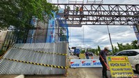 Terdapat papan permintaan maaf karena perjalanan terganggu akibat rehabilitasi gapura tersebut. Proyek ini diperkirakan senilai Rp 1,2 miliar.