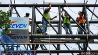 Pekerja beraktivitas pada proyek rehabilitasi gapura selamat datang di Jl MH Thamrin, Kota Tangerang, Senin (24/10/2022).