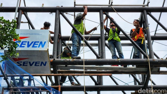 Pekerja beraktivitas pada proyek rehabilitasi gapura selamat datang di Jl MH Thamrin, Kota Tangerang, Senin (24/10/2022).