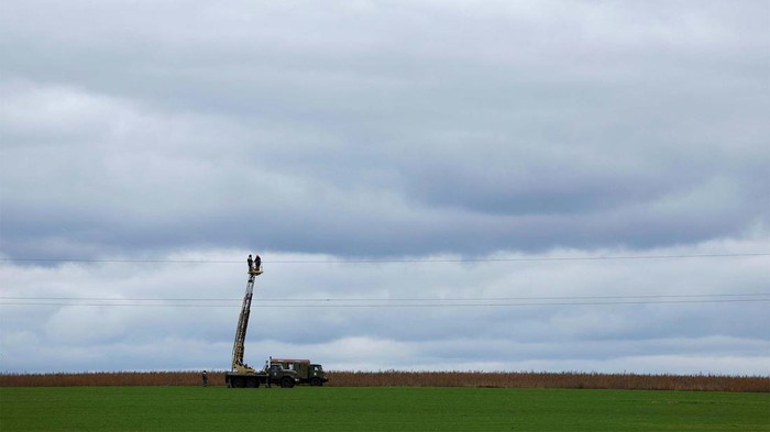 Perjuangan Ukraina Pulihkan Pasokan Listrik di Tengah Perang Serangan Rusia telah merusak infrastruktur listrik di Ukraina. Para teknisi pun harus berjuang memulihkan pasokan listrik imbas perang tersebut.