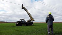 Sejumlah teknisi sedang memperbaiki jaringan listrik di wilayah Kharkiv, Ukraina, Jumat, (21/10/2022).