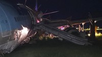 Pesawat itu mengalami overshot the runway atau melaju hingga melewati landasan saat mendarat di tengah cuaca buruk. (Civil Aviation Authority of the Philippines via AP)  