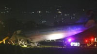 Pesawat sempat berupaya melakukan pendaratan dua kali di tengah cuaca buruk, namun gagal. (AP Photo/Juan Carlo De Vela)  