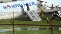 Dampak dari insiden ini, Otoritas Bandara Internasional Mactan-Cebu menyatakan landasan ditutup sementara selama penyelidikan berlangsung. (AP Photo/Juan Carlo De Vela)  