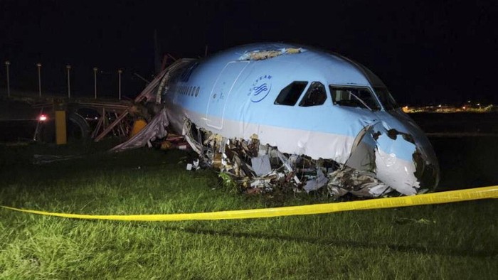 Pesawat Korean Air 'Kebablasan' saat Mendarat di Bandara Filipina In this handout photo provided by the Civil Aviation Authority of the Philippines, a damaged portion of the Korean Air Lines Co. plane lies after it overshot the runway at the Mactan Cebu International Airport in Cebu, central Philippines, on Monday, Oct. 24, 2022. A Korean Air Lines Co. plane carrying 173 passengers and crew members overshot a runway while landing in bad weather in the central Philippines late Sunday and authorities said all those on board were safe. The airport is temporarily closed due to the stalled aircraft. (Civil Aviation Authority of the Philippines via AP)