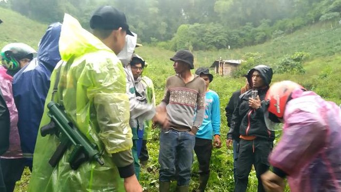 Petugas dan warga menelusuri jejak harimau di Agam, Sumbar.