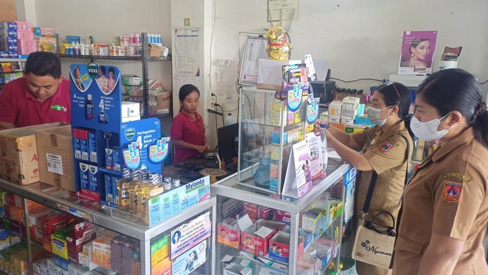 Petugas dari Dinas Kesehatan Kabupaten Karangasem saat melakukan pemantauan ke sejumlah Apotek