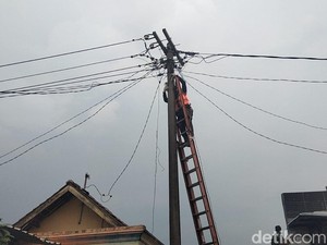 Padam Usai Diterjang Puting Beliung, Listrik di Mlaten Sidoarjo Mulai Nyala