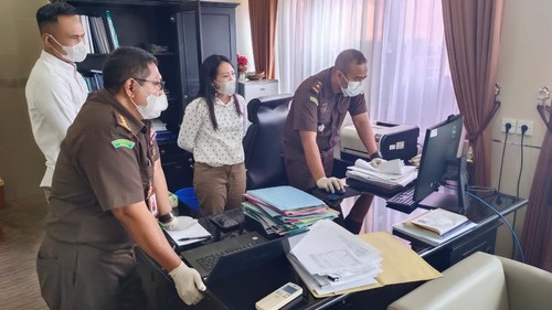 Pihak Kejaksaan Tinggi (Kejati) Bali menggeledah gedung Rektorat Universitas Udayana (Unud) di Jimbaran, Kuta Selatan, Badung, Bali, Senin (24/10/2022). Penggeledahan tersebut terkait dugaan penyelewengan dana Sumbangan Pengembangan Institusi (SPI).