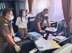 Pihak Kejaksaan Tinggi (Kejati) Bali menggeledah gedung Rektorat Universitas Udayana (Unud) di Jimbaran, Kuta Selatan, Badung, Bali, Senin (24/10/2022). Penggeledahan tersebut terkait dugaan penyelewengan dana Sumbangan Pengembangan Institusi (SPI). Foto: Kejati Bali