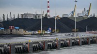 Terlihat sejumlah truk di Pelabuhan Gdansk mondar-mandir mengangkut batu bara.