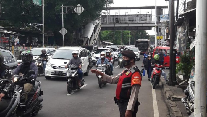 Polisi melakukan pengaturan lalu lintas di kawasan Jagakarsa, Jakarta Selatan, Senin (24/10/2022) pagi tadi.