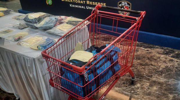Polisi menunjukkan barang bukti terkait kasus pembunuhan Icha oleh Rudolf Tobing.