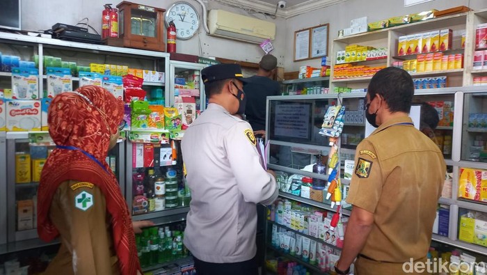 Polisi saat sidak apotek di Sukabumi