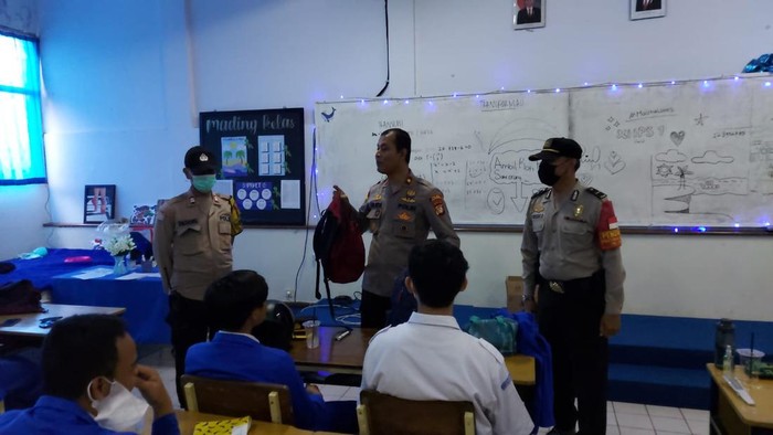 Polsek Pancoran memeriksa tas siswa untuk mengantisipasi senjata tajam