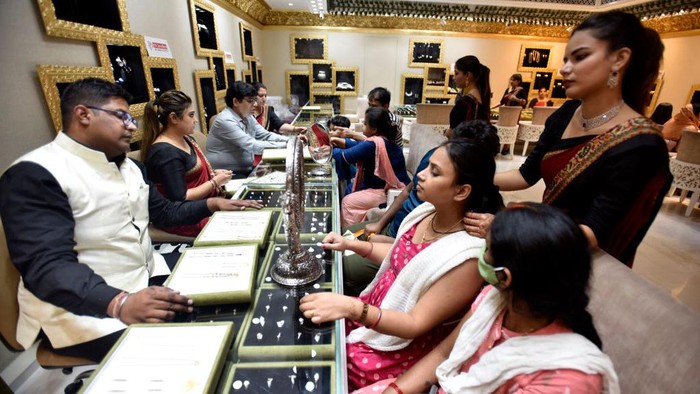 Potret Perayaan Diwali, Warga India Borong Emas NEW DELHI, INDIA - OCTOBER 22: People buying jewellery on the day of Dhanteras ahead of Diwali Festival, at south extension market, on October 22, 2022 in New Delhi, India. Dhanteras, also known as Dhantrayodashi, is the first day that marks the festival of Diwali in India. It is celebrated on the thirteenth lunar day of Krishna Paksha in the Hindu calendar month of Kartika. Hindus consider this an extremely auspicious day for making new purchases, especially of gold or silver articles and new utensils. It is believed that new