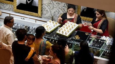Potret Perayaan Diwali, Warga India Borong Emas
