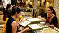 Meski harga emas sedang tinggi, tidak menyurutkan minat konsumen untuk membeli di Dhanteras yang tersebar di hari Sabtu dan Minggu. Sonu Mehta/Hindustan Times/Getty Images