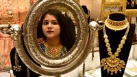 Biasanya 20-30 ton emas laku terjual selama perayaan. Tidak hanya logam mulia dan perhiasan, orang juga membeli kendaraan dan barang-barang lainnya pada hari keberuntungan. Sonu Mehta/Hindustan Times/Getty Images